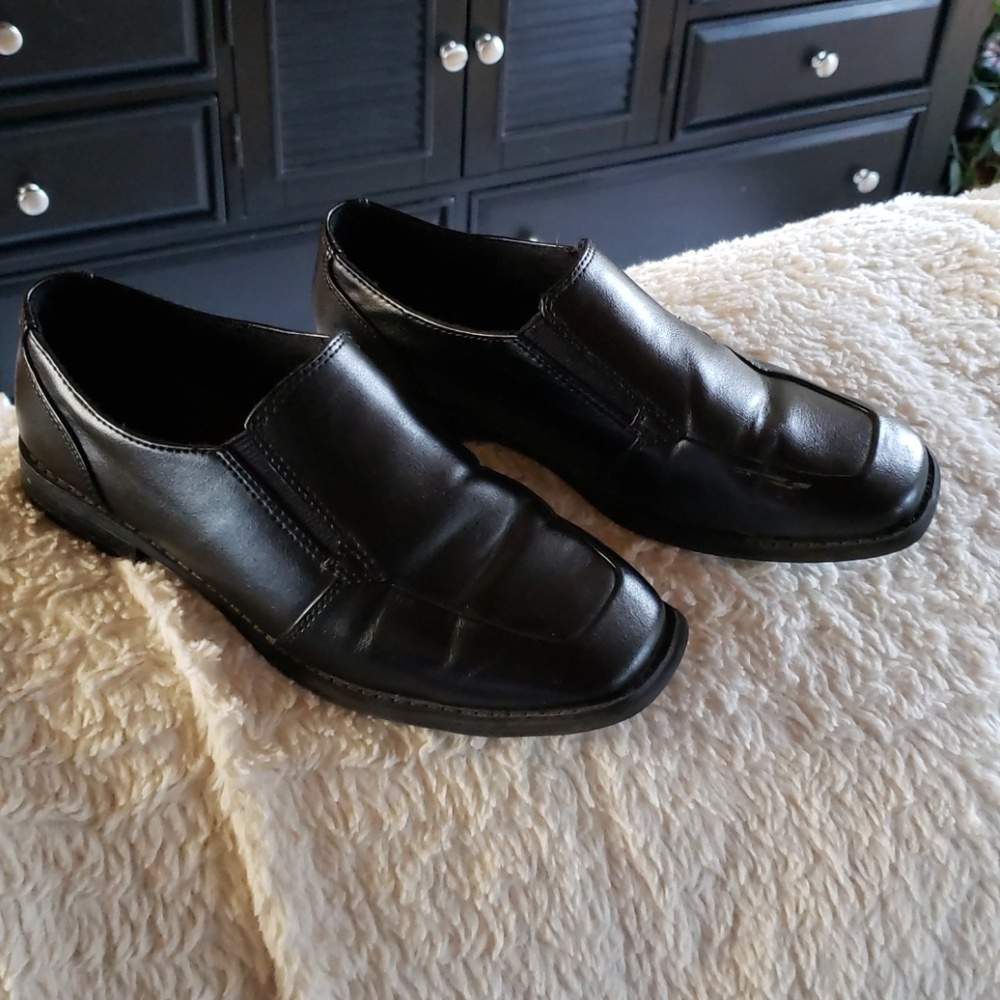 Sold...............Boys sz 4 dress shoe